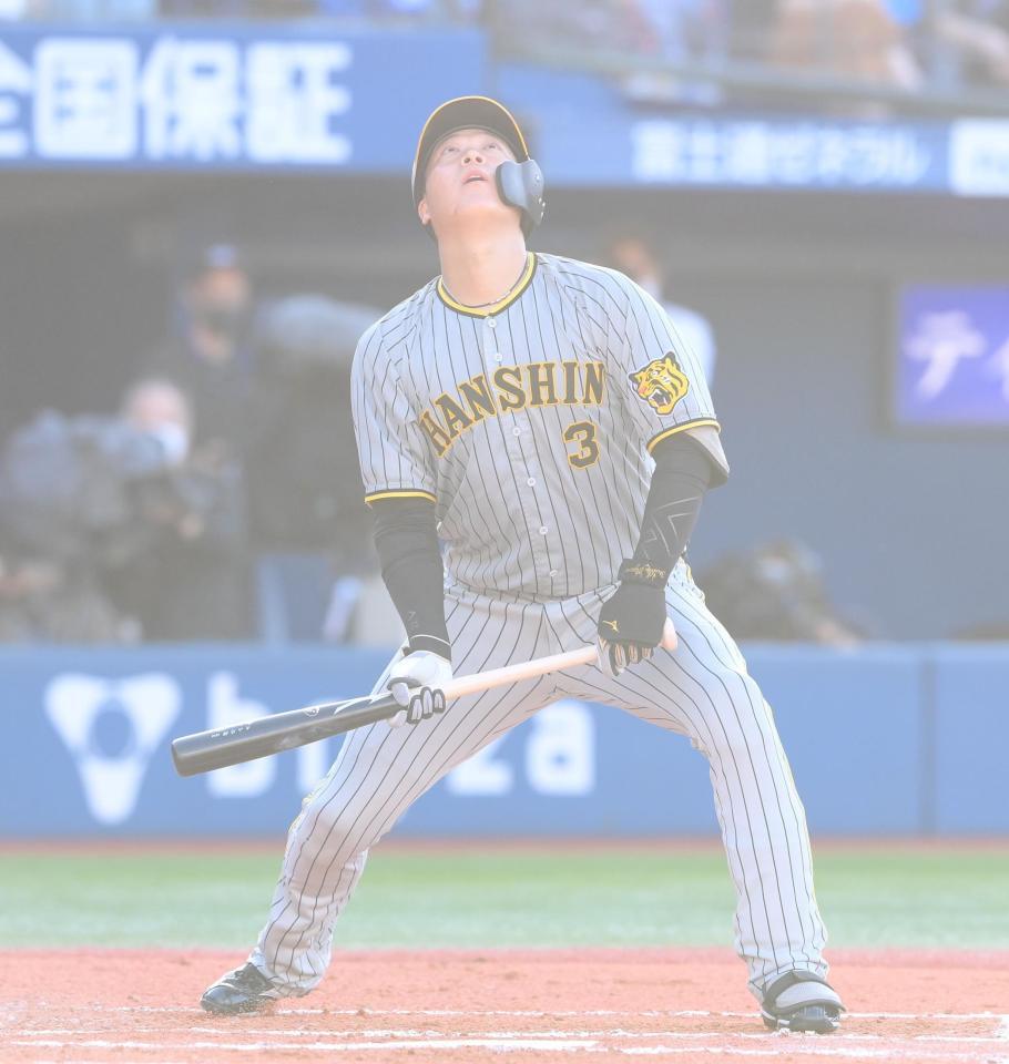 　６回、バントを失敗する大山（撮影・堀内翔）