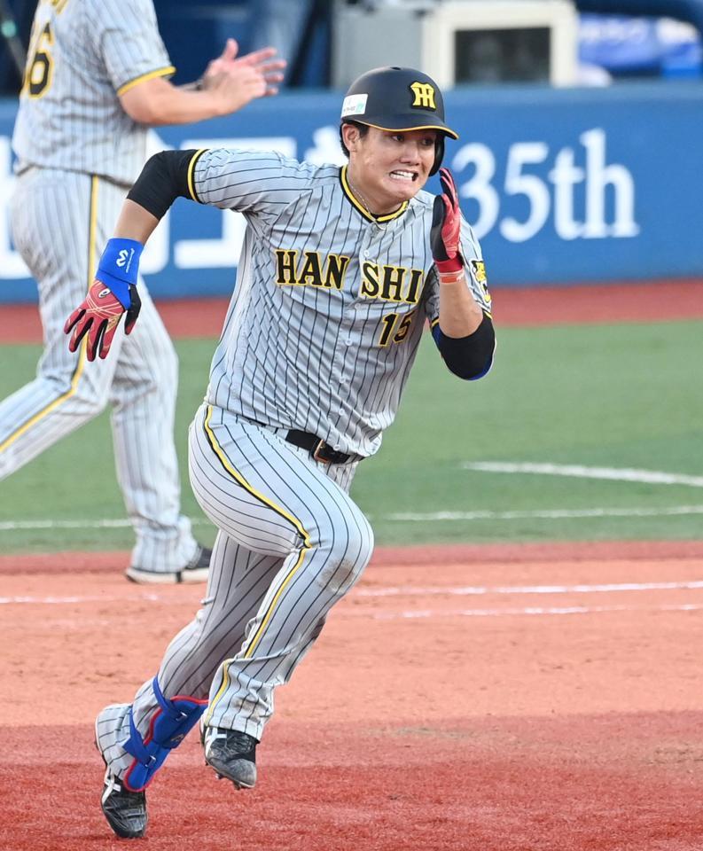 　７回、二塁打を放ち二塁へ激走する西純（撮影・飯室逸平）