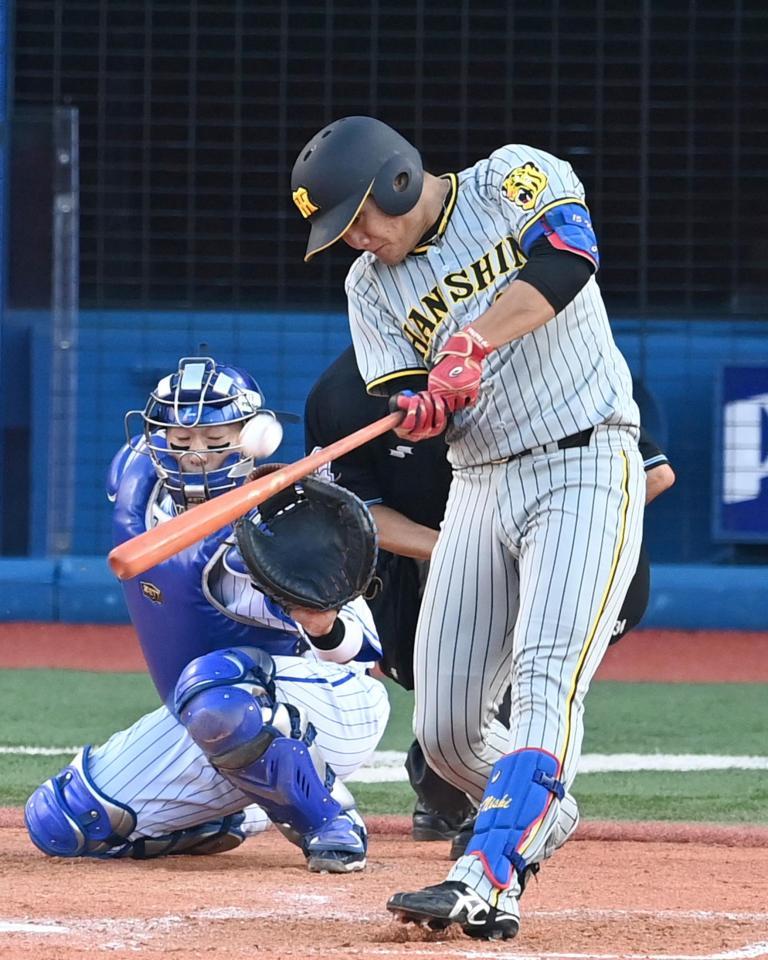 　７回、二塁打を放つ西純（撮影・飯室逸平）