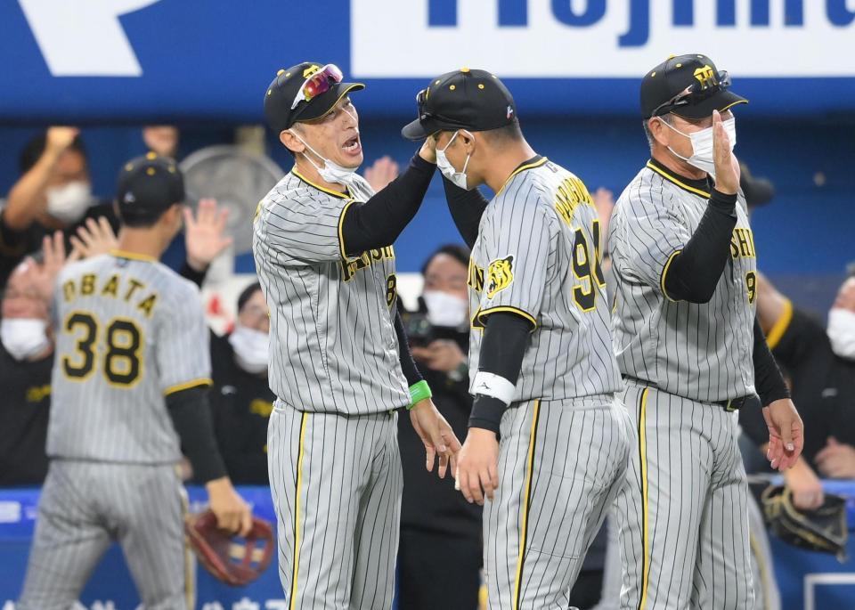 　試合後、原口とタッチを交わす矢野監督（撮影・堀内翔）