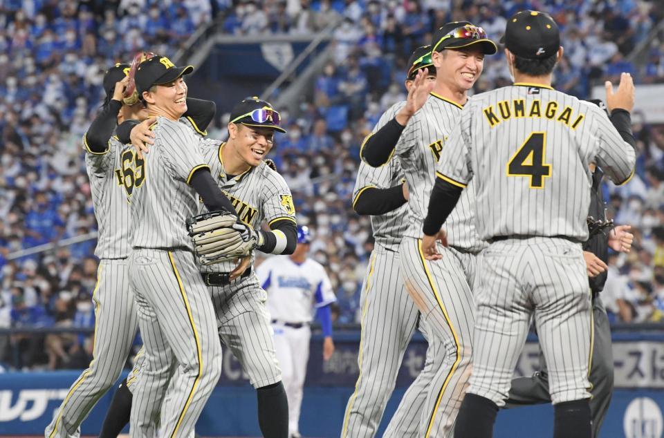 　ＣＳファイナル進出を決め、湯浅（左手前）と抱き合って喜び合う佐藤輝（撮影・田中太一）