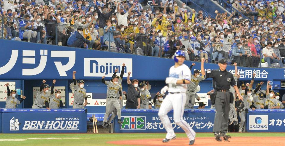 　ＤｅＮＡに勝利して喜ぶ阪神ナイン（撮影・堀内翔）