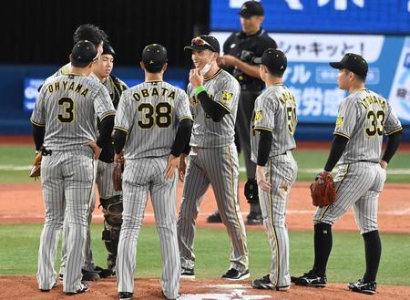 　９回、自らマウンドに出向き、笑顔で湯浅らに声をかける矢野監督