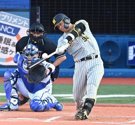 　６回、勝ち越しタイムリーを放つ原口（撮影・飯室逸平）