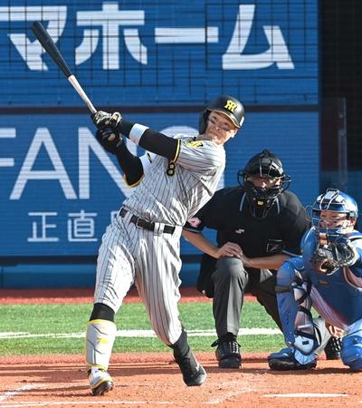 　４回、中越えに追撃のソロを放つ佐藤輝（撮影・飯室逸平）