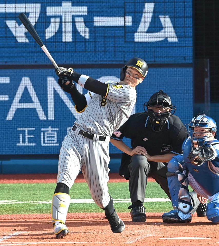 　４回、中越えに追撃のソロを放つ佐藤輝（撮影・飯室逸平）