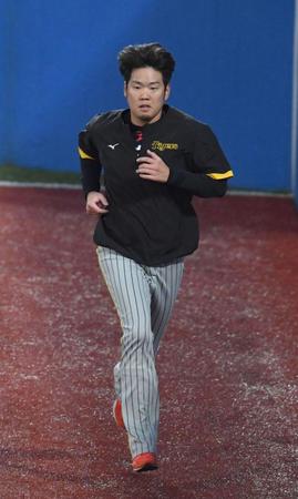 　アップをする西勇（撮影・佐々木彰尚）