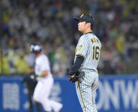 　１回、オスナ（後方）に先制の３ランを浴びた西勇（撮影・堀内翔）