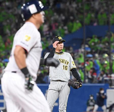 　１回、オスナ（手前）に先制３ランを浴びる西勇（撮影・田中太一）