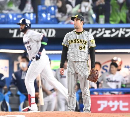 　６回、サンタナに２ランを浴びる加治屋（撮影・飯室逸平）