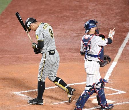 　７回、空振り三振に倒れた佐藤輝（左）＝撮影・棚橋慶太