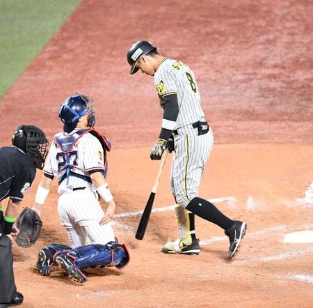 　９回、好機に空振り三振に倒れ、肩を落としベンチへ戻る佐藤輝（撮影・棚橋慶太）