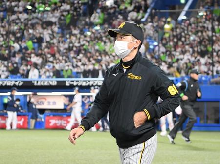 　ヤクルトに完敗し、引き揚げる矢野監督（撮影・田中太一）