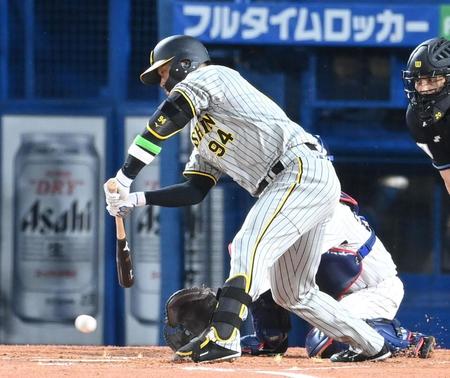 　２回、スイングをとられ、空振り三振に倒れる原口（撮影・飯室逸平）