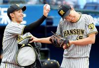 　守備練習中に先輩から厳しい指導？島田（左）に頭をコツッとされ笑顔の湯浅＝１０日（撮影・堀内翔）