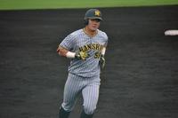 　４回、右越えソロを放ち、ダイヤモンドを一周する前川