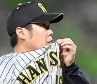 　２回、追加点を許し、さえない表情で引き揚げる西勇（撮影・田中太一）