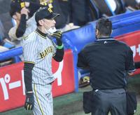 　投手交代を告げる矢野監督（撮影・棚橋慶太）