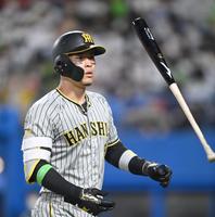 　９回、空振り三振に倒れた佐藤輝はバットを浮かせながら引き揚げる（撮影・田中太一）