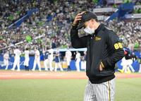 　ヤクルトに完敗し、引き揚げる矢野監督（撮影・田中太一）