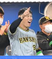 　６回、島田が適時打を放ち喜ぶ原口（撮影・堀内翔）