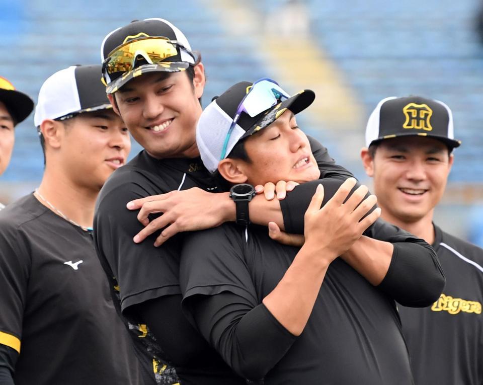 　練習前、西純（右）とじゃれ合う藤浪（撮影・田中太一）