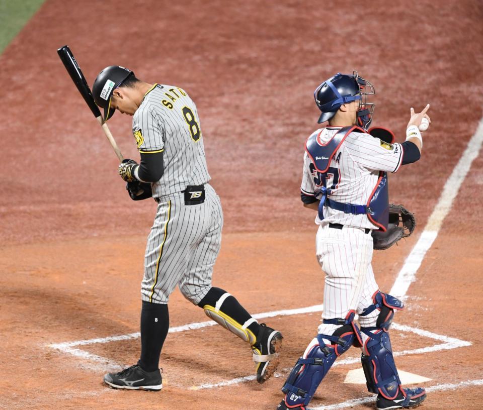 　７回、空振り三振に倒れた佐藤輝（左）＝撮影・棚橋慶太