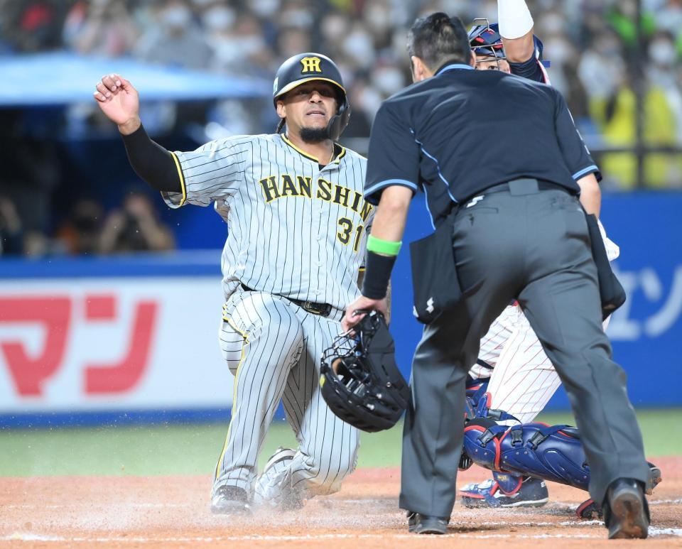 　８回、本塁でタッチアウトになるマルテ（撮影・堀内翔）