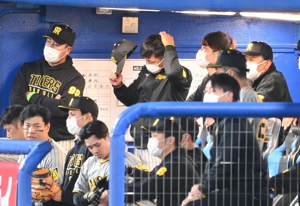 　ベンチで頭を悩ます矢野監督（撮影・飯室逸平）