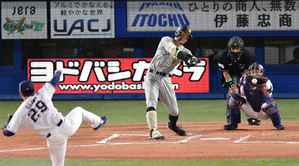 　７回、佐藤輝は空振り三振に倒れる（撮影・佐々木彰尚）