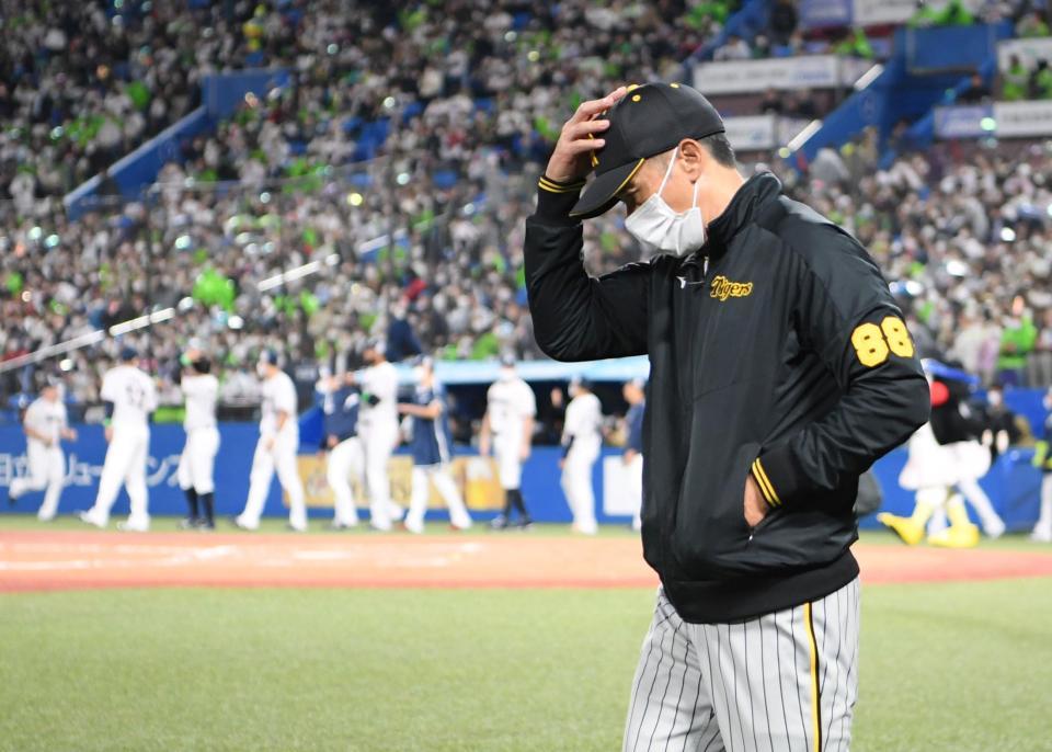 　ヤクルトに完敗し、引き揚げる矢野監督（撮影・田中太一）