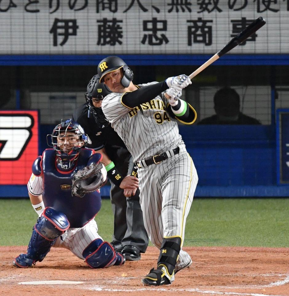 　９回、原口は左前打を放つ（撮影・佐々木彰尚）