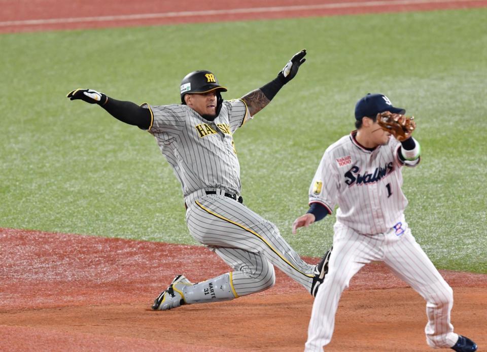 　８回、左翼線打を放ち、二塁に滑り込む代打・マルテ（撮影・佐々木彰尚）