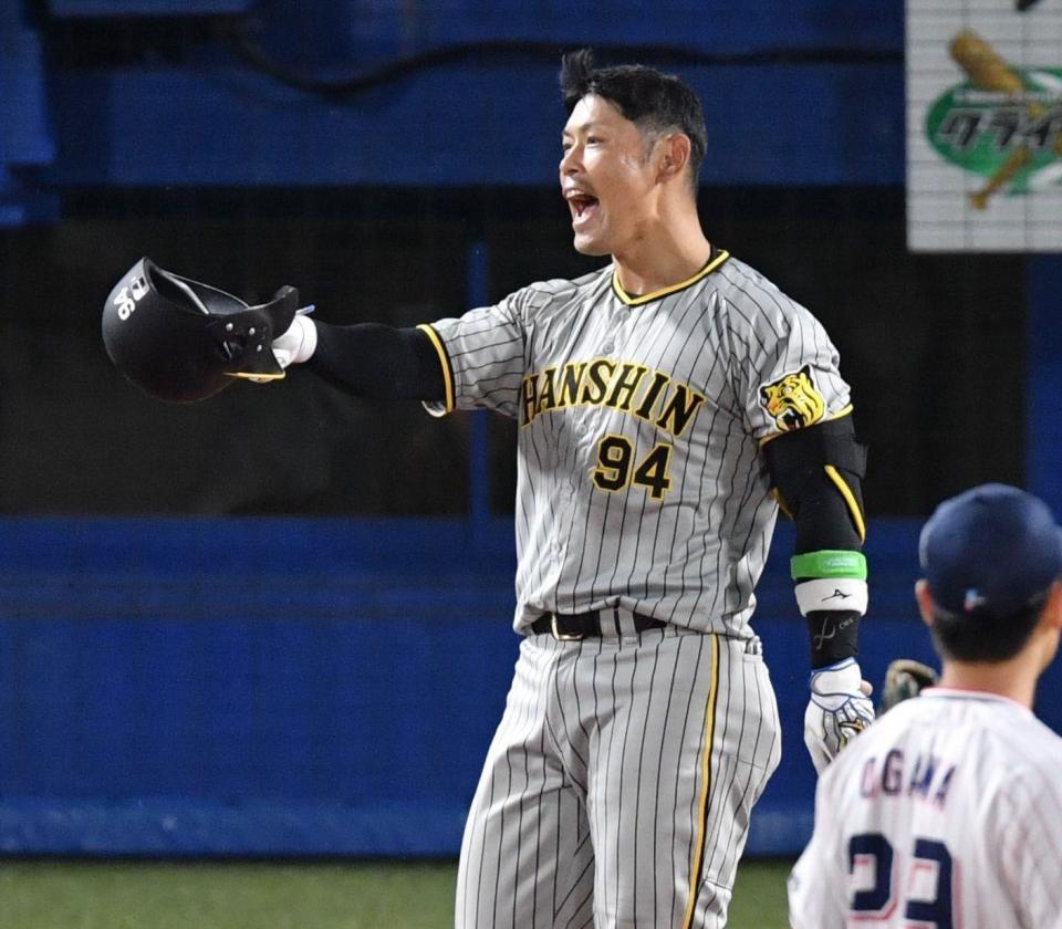 　２回、空振り三振の判定に声を出す原口（撮影・佐々木彰尚）