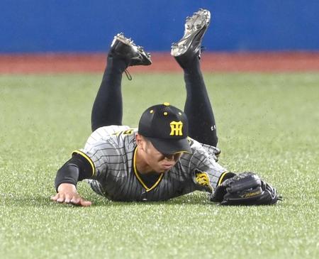 　３回、長岡の打球を好捕する島田（撮影・飯室逸平）