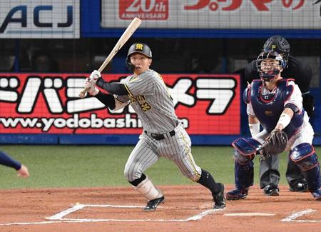 　６回、中前に適時打を放つ島田