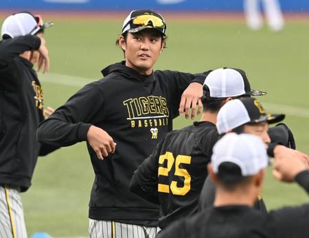 　ナインとアップする藤浪（撮影・飯室逸平）