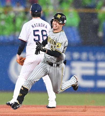 　１回、三塁打を放ち三塁へ激走する中野（撮影・飯室逸平）