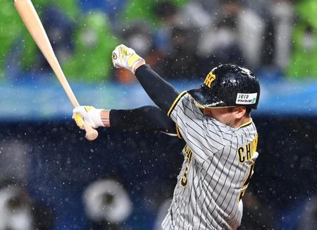 　１回、先制タイムリーを放つ近本（撮影・飯室逸平）