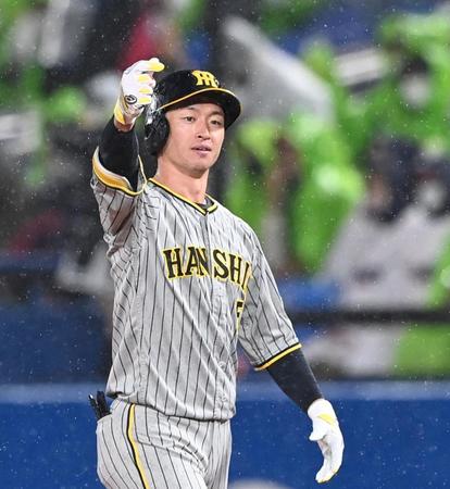 　１回、先制タイムリーを放ちベンチに向かってポーズする近本（撮影・飯室逸平）