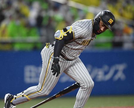 　４回、好機に投ゴロに倒れたロハス（撮影・棚橋慶太）