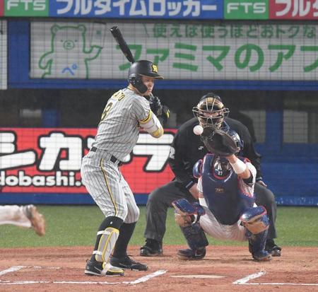 　６回、代打・佐藤輝は四球を選ぶ（撮影・佐々木彰尚）