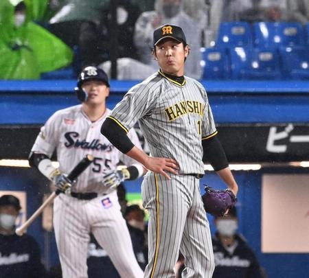 　３回、村上（左奥）に逆転２ランを許す藤浪（撮影・田中太一）