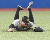 　３回、長岡の打球を好捕する島田（撮影・飯室逸平）
