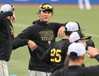 　ナインとアップする藤浪（撮影・飯室逸平）