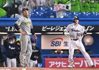 　３回、村上（右奥）に逆転２ランを許す藤浪（撮影・田中太一）