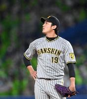 　３回、村上に勝ち越し２ランを浴び、ぼう然と打球を見つめる藤浪（撮影・飯室逸平）