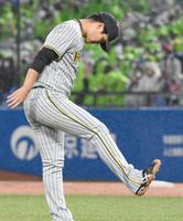 　４回、長岡にソロを浴び、悔しがる西純（撮影・飯室逸平）