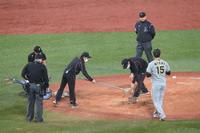 　４回途中、マウンドの整備が行われる（撮影・堀内翔）