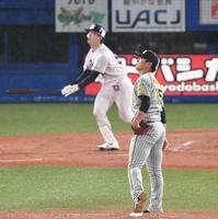 　４回、長岡に右越えソロを浴びた西純（撮影・佐々木彰尚）